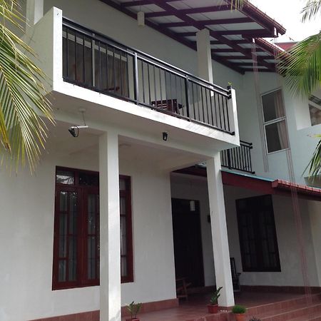 Lake Life Villa 앰발랑고다 외부 사진