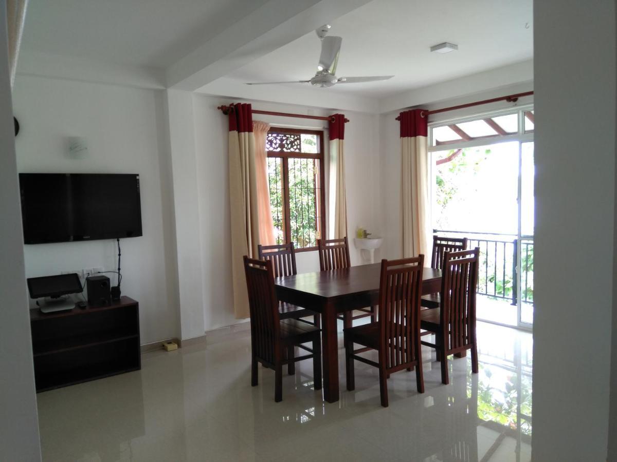 Lake Life Villa 앰발랑고다 외부 사진