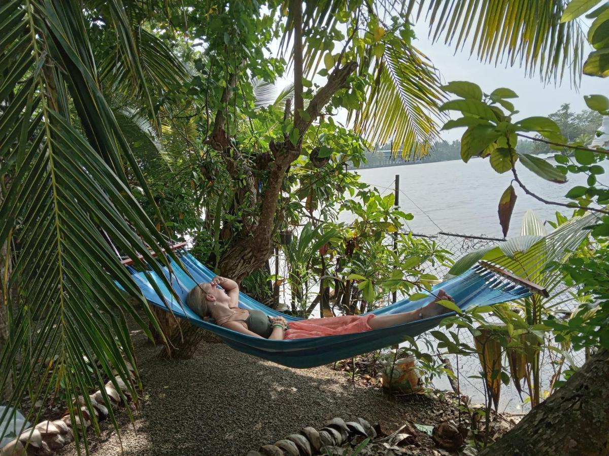 Lake Life Villa 앰발랑고다 외부 사진