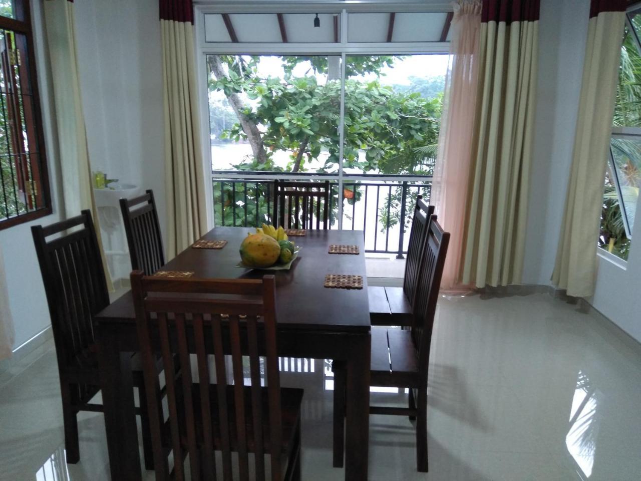 Lake Life Villa 앰발랑고다 외부 사진